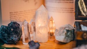 Rohe Kristalle und Mineralien auf einer Holzfläche